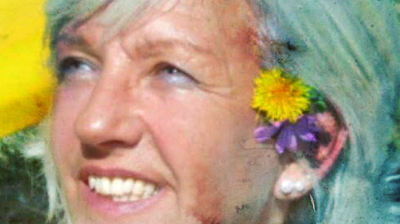 Mamá con flor en la oreja